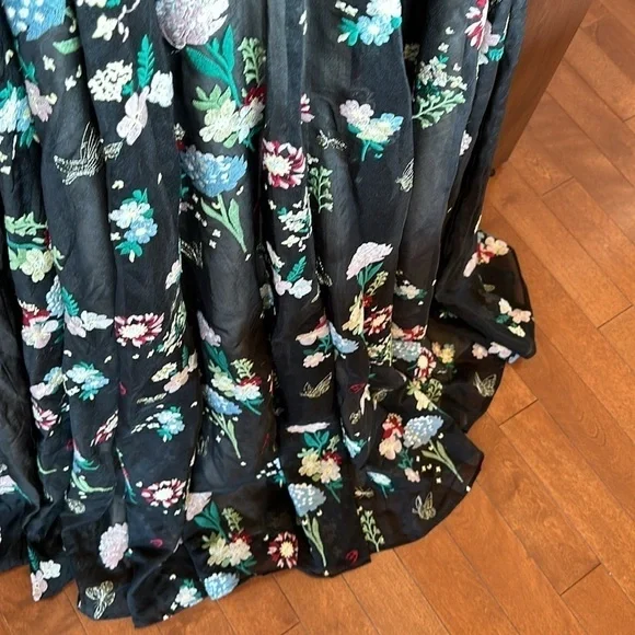 Mac Duggal EMBROIDERED BISHOP SLEEVE V NECK FLOWY GOWN size 4 $798 NEW - Picture 17 of 17